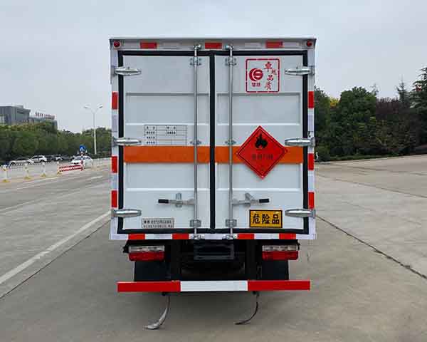 楚勝牌CSC5045XRQ6型易燃?xì)怏w廂式運(yùn)輸車(chē)